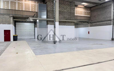Entrepôt - 740 m²