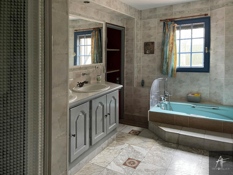 Maison - 210 m² - 8 pièces