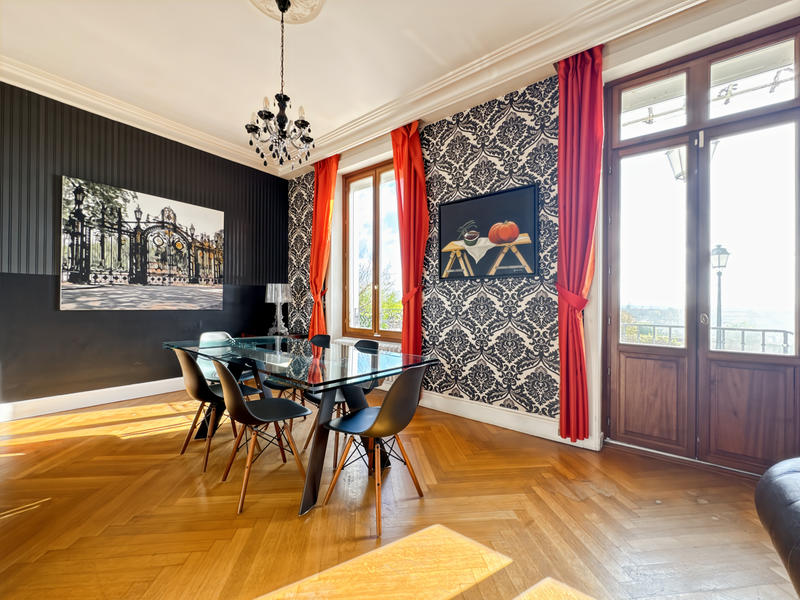 Maison - 350 m² - 10 pièces