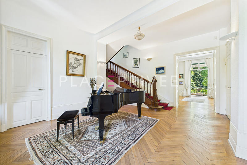 Maison - 325 m² - 10 pièces