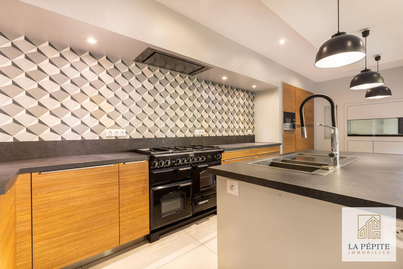 Maison - 306 m² - 10 pièces