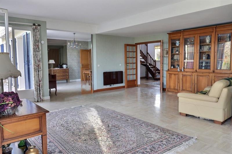 Maison - 230 m² - 9 pièces