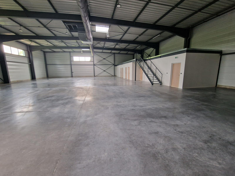 Entrepôt - 601 m²