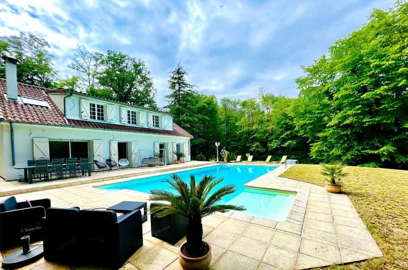 Maison - 242 m² - 8 pièces