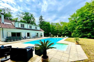 Maison - 242 m² - 8 pièces