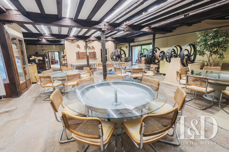 Maison - 1 200 m² - 26 pièces