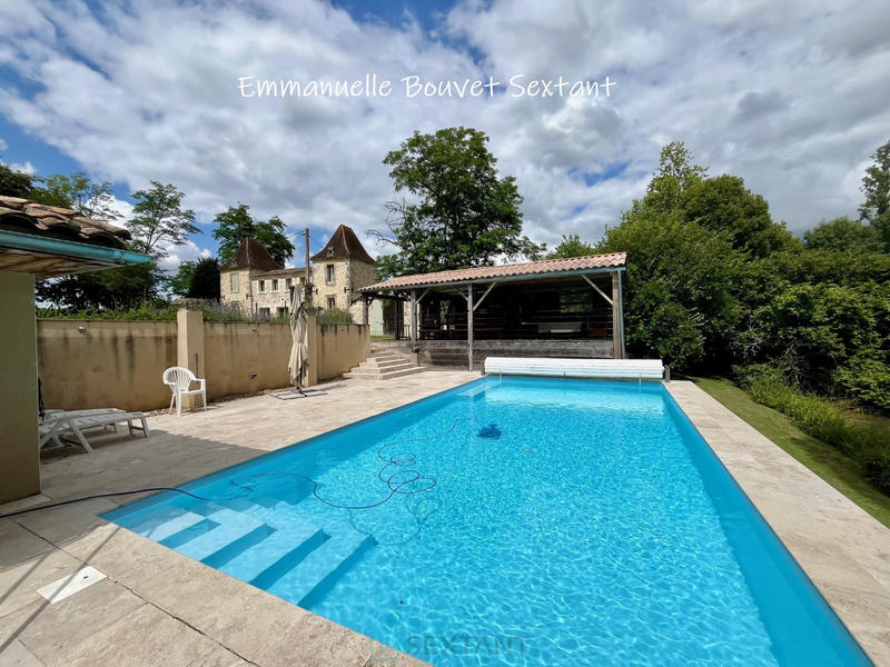 Maison - 234 m² - 8 pièces