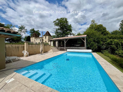 Maison - 234 m² - 8 pièces