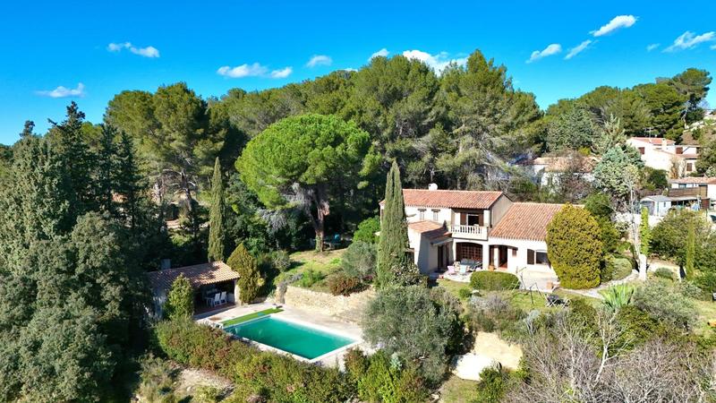 Propriété - 203 m² - 6 pièces