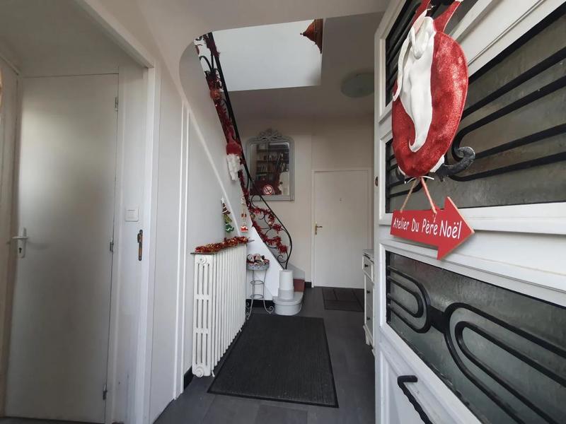 Maison - 270 m² - 10 pièces