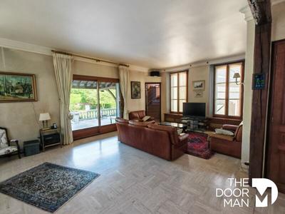 Propriété - 312 m² - 12 pièces