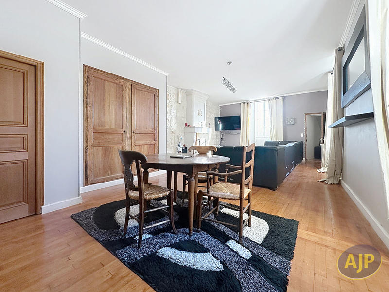 Maison - 272 m² - 9 pièces