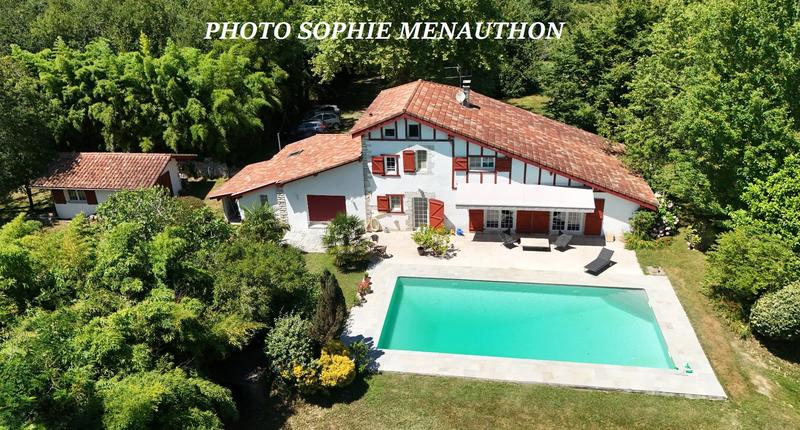 Maison - 230 m² - 7 pièces