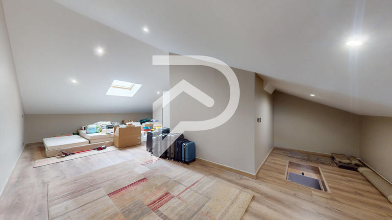 Maison - 235 m² - 8 pièces