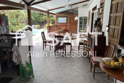 Maison - 230 m² - 8 pièces