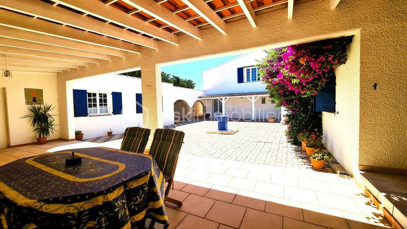 Demeure - 299 m² - 9 pièces