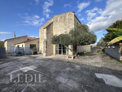 Château - 697 m² - 5 pièces