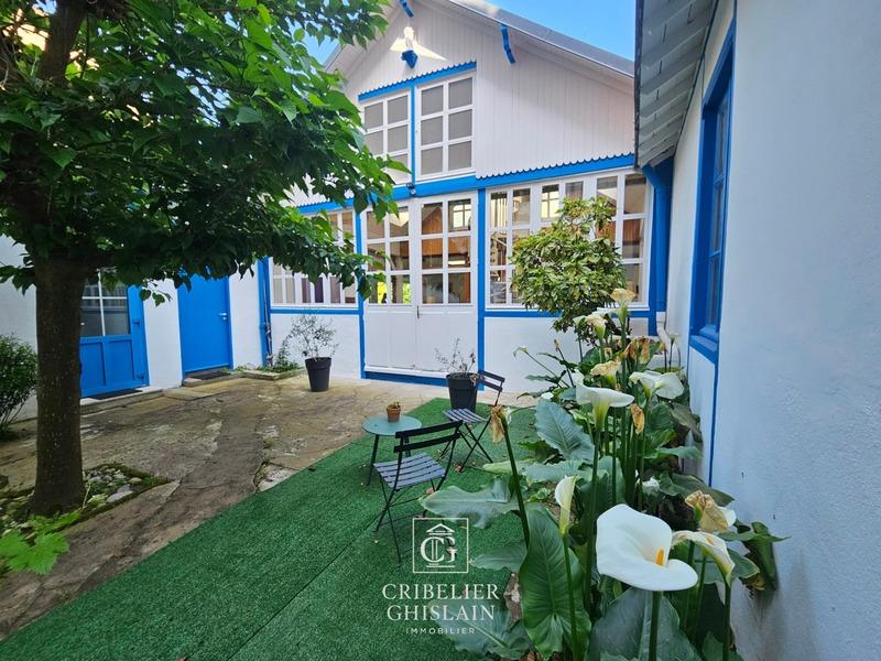 Maison - 248 m² - 9 pièces