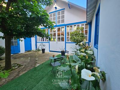 Maison - 248 m² - 9 pièces