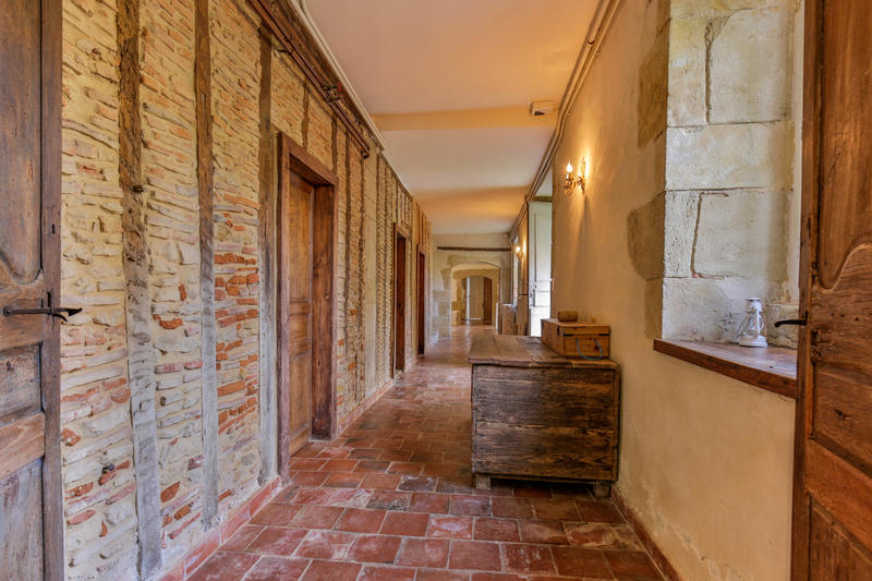 Château - 1 302 m² - 25 pièces