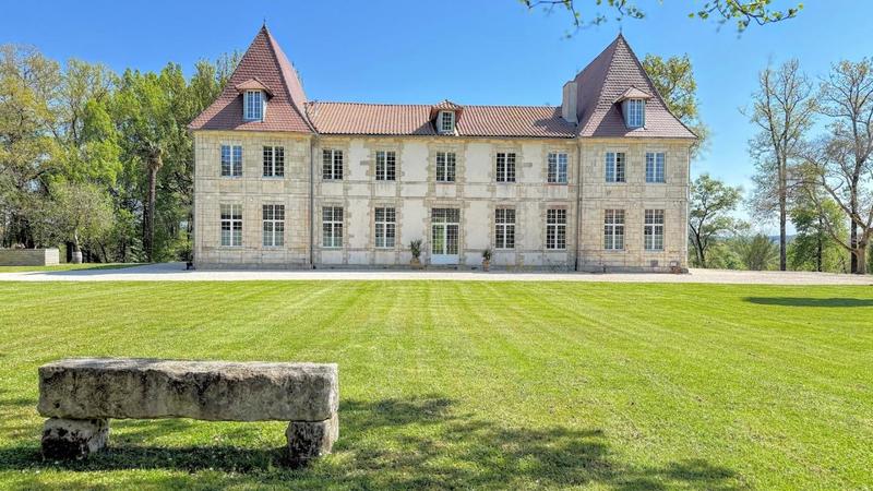 Propriété - 680 m² - 21 pièces