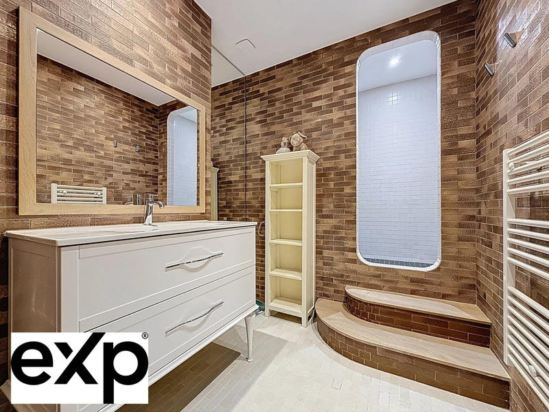 Maison - 1 032 m² - 18 pièces