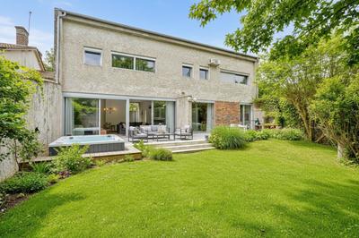 Maison - 280 m² - 9 pièces