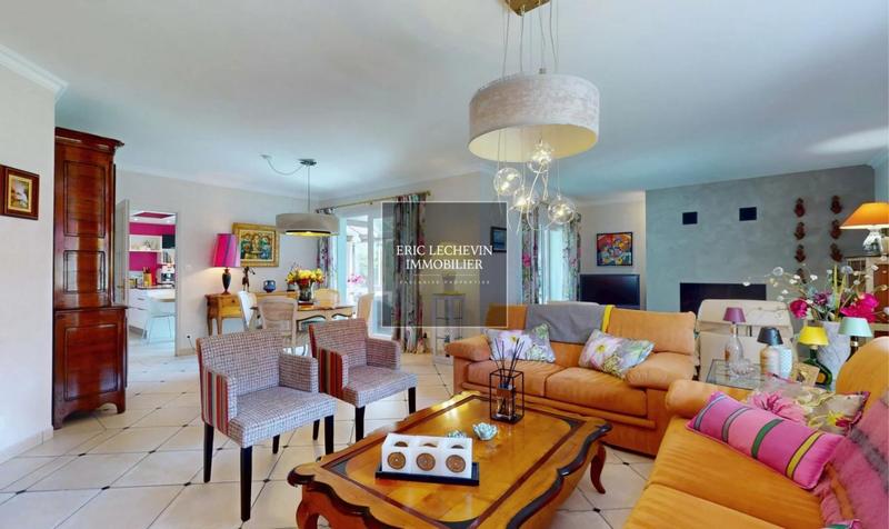 Villa - 221 m² - 8 pièces