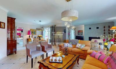 Villa - 221 m² - 8 pièces