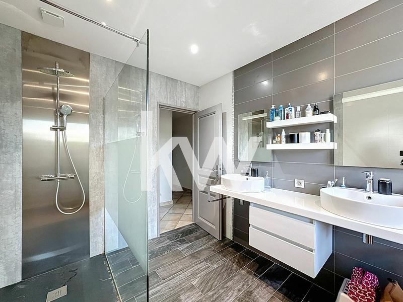 Maison - 220 m² - 8 pièces