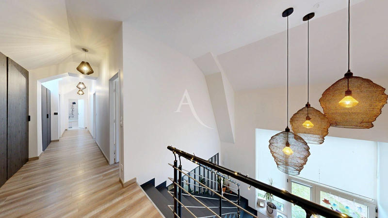 Maison - 211 m² - 8 pièces