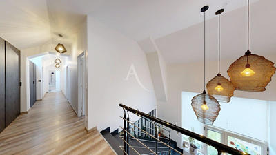 Maison - 211 m² - 8 pièces