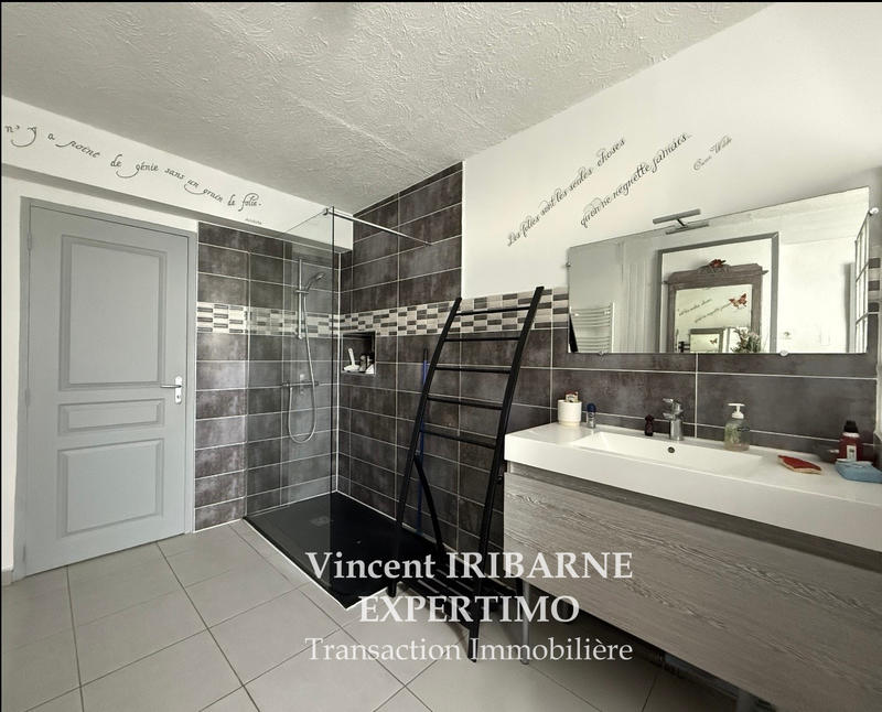 Maison - 202 m² - 7 pièces