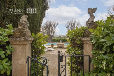 Maison - 1 100 m² - 18 pièces