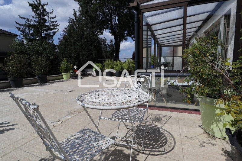 Maison - 230 m² - 8 pièces