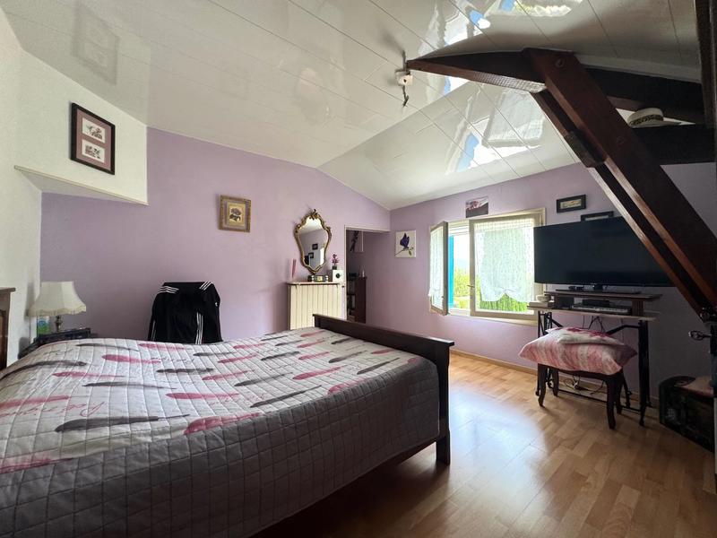 Maison - 237 m² - 9 pièces