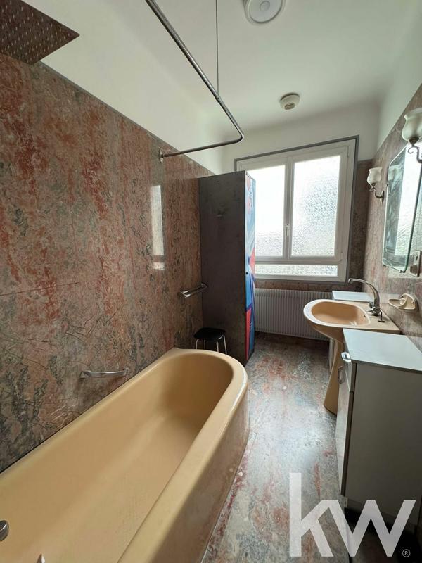 Maison - 202 m² - 8 pièces