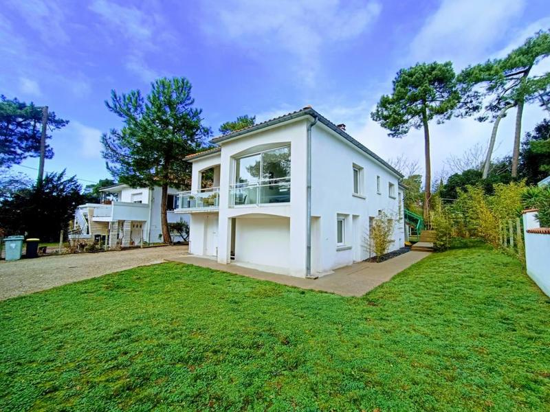 Maison - 220 m² - 10 pièces