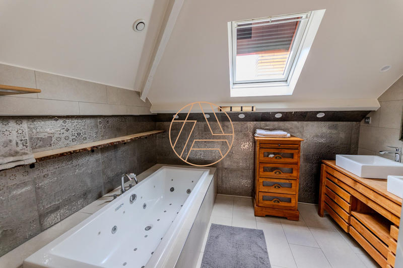 Maison - 331 m² - 9 pièces