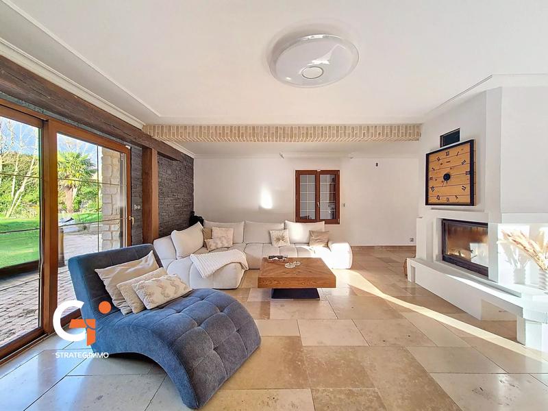 Maison - 260 m² - 6 pièces