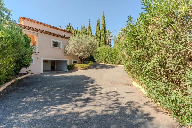 Villa - 303 m² - 6 pièces