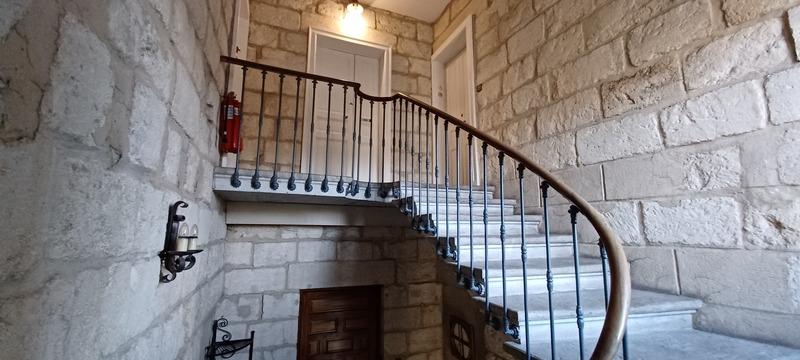 Maison - 465 m² - 15 pièces