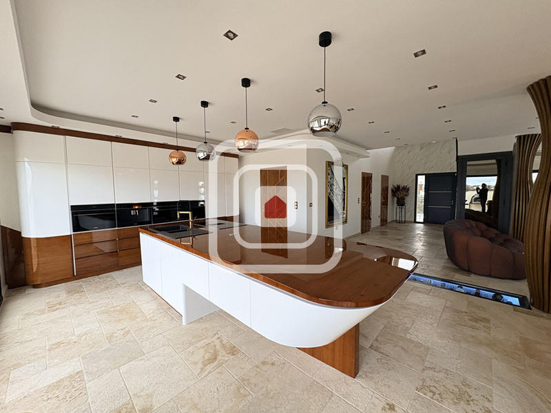 Maison - 191 m² - 5 pièces