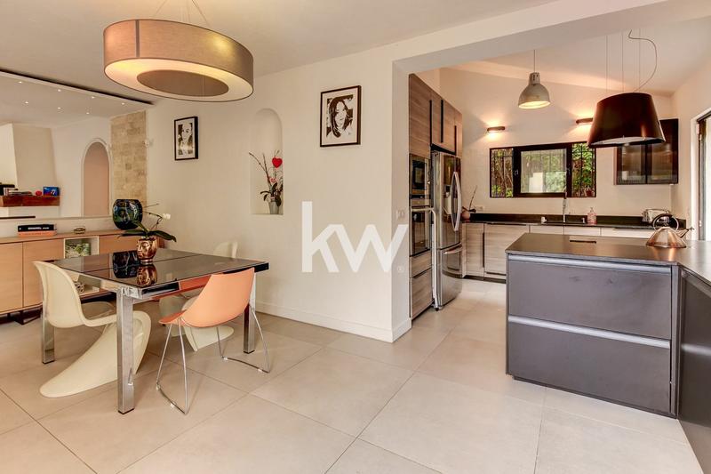 Maison - 204 m² - 6 pièces