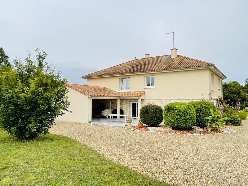 Maison - 204 m² - 7 pièces