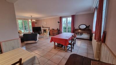 Maison traditionnelle - 225 m² - 8 pièces