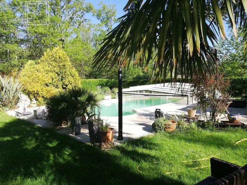 Maison - 227 m² - 12 pièces