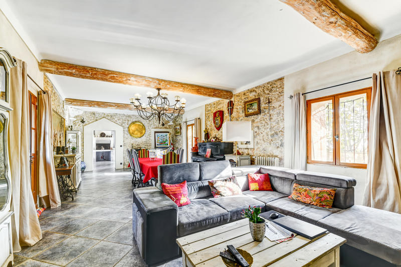 Propriété - 678 m² - 9 pièces