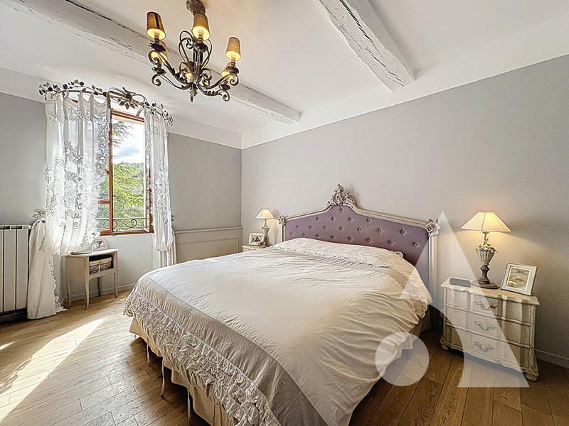 Maison - 250 m² - 7 pièces