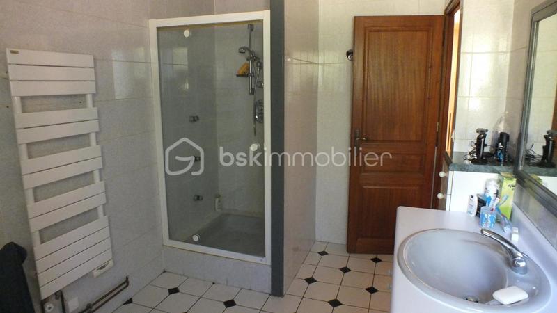 Maison traditionnelle - 219 m² - 10 pièces